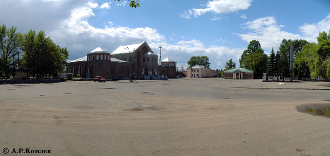 Площадь железнодорожного вокзала. 2002, 31 мая.