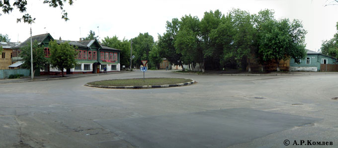 ¬ъезд в город со стороны наплавного моста. —лева дом √ладкова. 2002, 16 июн¤.