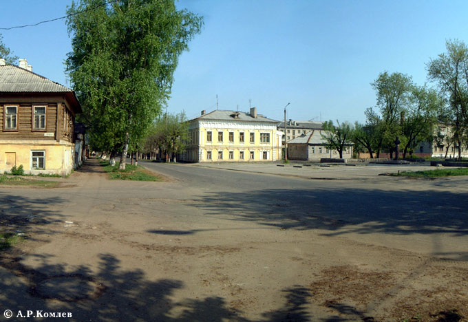 Площадь Белякова. Место, где стоял Николо-Можайский храм. 2002, 5 мая.