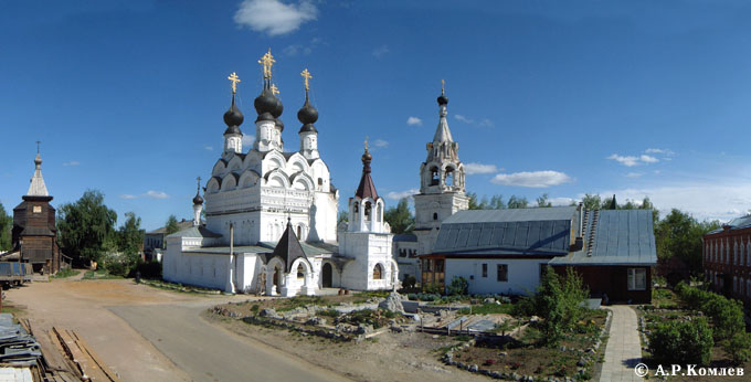 Территория Троицкого монастыря; вид с северо-западной стороны. 2002, 7 мая.
