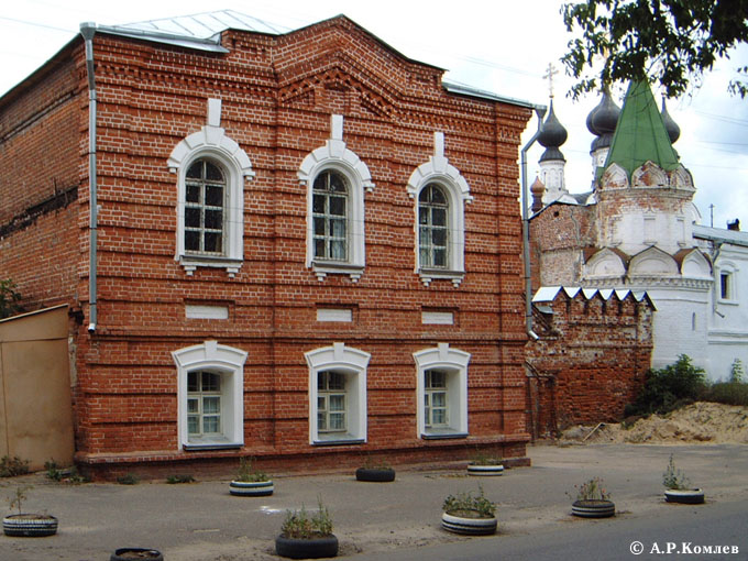 Здание Троицкой церковно-приходской школы. 2001, 1 сентября.