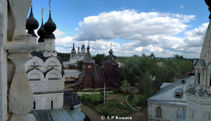 Вид на север с колокольни Троицкого монастыря. На переднем плане деревянный храм в честь Сергия Радонежского. 2002, 7 мая.