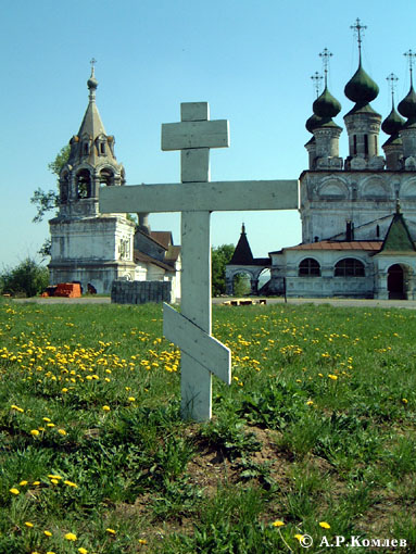 Памятный крест, установленный на месте разорённого Воскресенского кладбища. 2002, 6 мая.