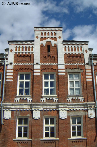 ‘рагмент западного фасада б. –еального училища (ныне средн¤¤ школа є 16). 2002, 30 ма¤.