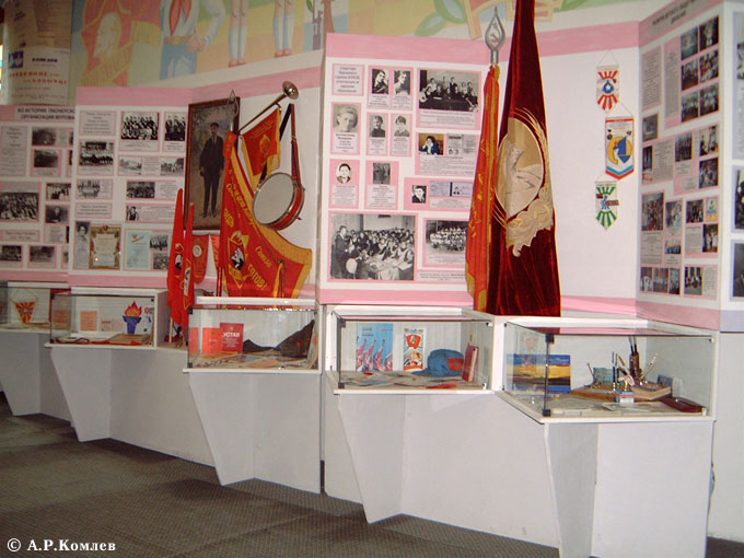 Фрагмент экспозиции первого зала Музея народного образования в средней школе № 16. 2001, 27 августа.