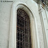 Окно с решёткой трапезной Сретенского храма. 2001, 29 августа.